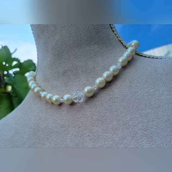 Vintage faux pearl necklace with clear rhinestones - Picture 2 of 8